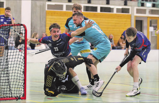 Dario Cimino (23) scheitert an Torwart Stucki von Unihockey Emme. (Bild: Otto Lüscher)