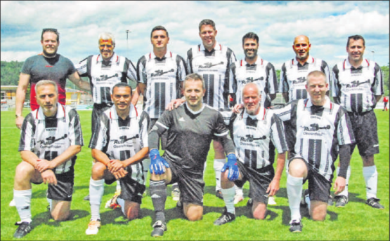 Das Veteranen-Team Aarau und Umgebung: Stehend zu erkennen u.a. Steven Wehrli,Andy Egli, Mirsad Mijadinoski, Gerry von Felten; kniend von links: Ranko Jakovljevic, Gil Hemmi, Mario Buchser, Roger Wehrli, Remo Senn. (Bild: aw.)