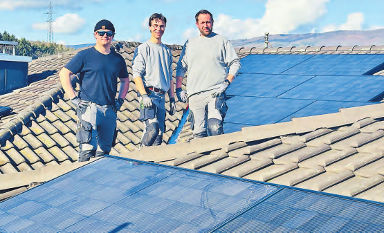 Teamarbeit: Zwei Teams der Elektro Lattmann AG widmen sich ausschliesslich der Montage und dem Unterhalt von Photovoltaikanlagen. Foto: zVg