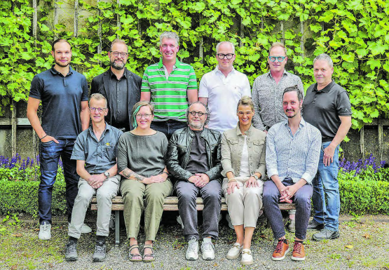 Diese Menschen setzen sich als OK für die Gwärbi Schöftland 2024 ein. (Stehend v.l.) Michael Meier (Bau), Ulrich Watzel (Finanzen), David Faes (Sicherheit), Daniel Brunner (Bau), Daniel Hunziker (Gastronomie), Peter Zürcher (Unterhaltung) – (sitzend v.l.) Dieter Bär (Tombola), Katja Struck (Sekretariat), Johannes Lehner (Präsidium), Claudia Salm (Vize-Präsidium), Markus Stutz (Marketing).