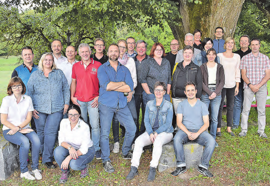 Ein Zeichen der Verbundenheit: Gemeinderäte und -schreiber von Attelwil, Kirchleerau, Moosleerau, Reitnau, Schöftland, Staffelbach und Wiliberg stellten sich unter der alten Moosleerauer Linde dem Fotografen, nicht alle Angemeldeten waren zu diesem Zeitpunkt anwesend. (Bild: aw.)