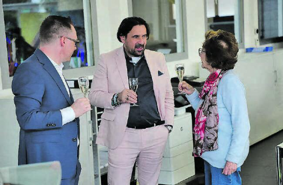 Gemütlich: Inhaber und Geschäftsleiter Roger Faes (l.) und Verkaufsleiter Fabio Toma im Gespräch mit einer Kundin, die der Garage seit 40 Jahren treu ist.