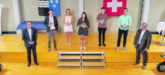Mit gebührendem Abstand (v.l.): Rolf Buchser (Präsident Trägerverein SBA), die Absolventen mit den besten Noten Nick Pedersen, Natascha Blarer, Tamara Joller, Samuel Birrer und Cédric Staffelbach sowie Harald Tischler, Präsident VEBA. (Bild: zVg.)