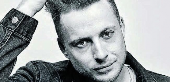 Singer-Songwriter Nils Burri eröffnet heute Donnerstag das Sommerfestival in der Rickenbacher Dorfwirtschaft. (Bild: zVg.)