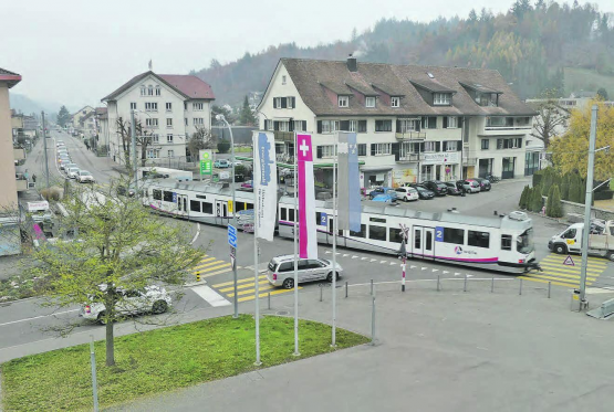 Noch immer keine langfristige Lösung für das Verkehrsproblem in Unterkulm: Eine im 2018 lancierte Petition zeigt: mindestens 2150 Mitunterzeichnende befürworten hier eine Bahntunnellösung. Eine seriöse Machbarkeitsstudie fehlt bis heute. (Bild: zVg.)