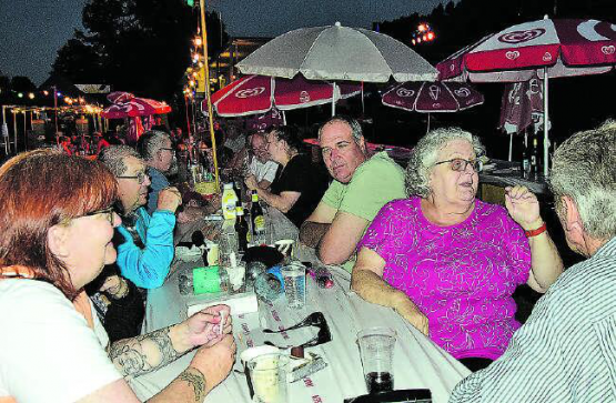 Ein Fest für alle: Zum Badifest traf sich Alt und Jung auf der einladenden Wiese am Beckenrand. Die Gäste blieben bis tief in die laue Sommernacht. (Bilder: st.)
