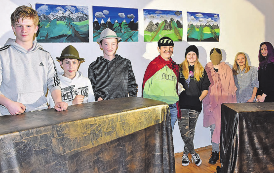 Theater am Tag der offenen Türen der Kreisschule Oberstufe Oberes Suhrental: Ein Beleuchter und sieben Schüler spielten das berndeutsche Stück «Ds Totemügerli» auf der Mehrzweckhallenbühne. (Bilder: aw.)
