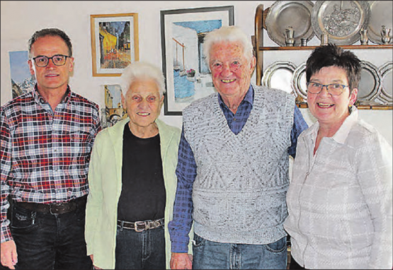 Der neunzigjährige Karl Sturm mit seiner Gattin Edith: flankiert von Gemeindeschreiber Stefan Huber und Gemeinderätin Ruth Künzli. (Bild:zVg.)