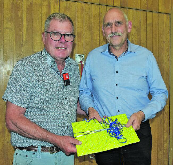 Ein grosszügiges Geschenk: Vizeammann Christoph Fischer (li.) übergibt seinem Berufskollegen Daniel Zehnder ein «schweres» Couvert, dem später ein Blumenstrauss folgte. (Bild: st.)