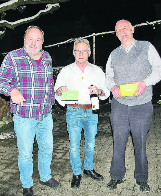 Im 1. Rang hat sich Kurt Bärtsch aus Emmetten platziert (Mitte). Flankiert wird er vom zweitplatzierten Urs Wullschleger, Zofingen und Max Eberle, Othmarsingen. (Bild: hh.)