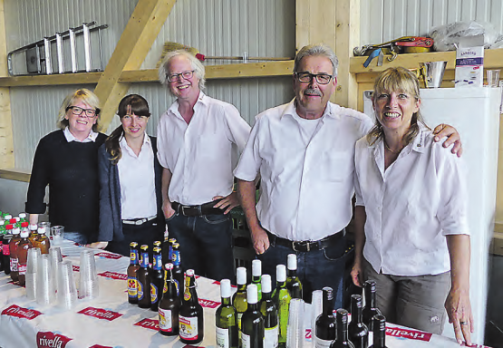 Bereit für den Getränkeausschank: Die Ortsbürgerkommission Gränichen kümmerte sich mit Freude um die Festwirtschaft. (Bild: moha.)