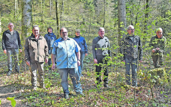 Drei Jahre harter Arbeit liegen hinter ihnen: Die Arbeitsgruppe «Forstbetrieb Suhrental Ruedertal» bestehend aus Daniel Zehnder, Martin Leu, Gertrud Müller, Theo Kern, Gertrud Jost, Christoph Fischer, Gotthold Müller und Urs Gesell (v.l.n.r.). (Bilder: aw.)