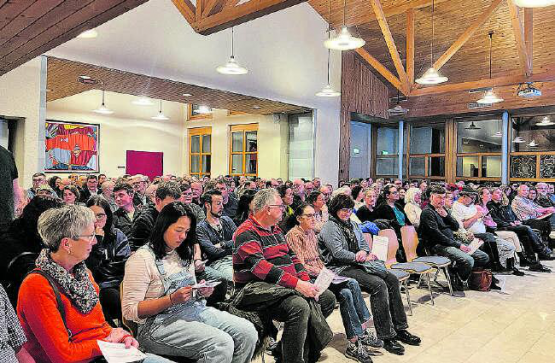 Die Aula Oberkulm platzte beinahe aus allen Nähten. Grosses Interesse und Solidarität unter den Oberkulmern. Das Schulraumproblem muss gelöst werden. Mit dem Ja zum Projektierungskredit setzten die Oberkulmer Stimmbürger ein klares Zeichen für die Zukunft. (Bild: dr.)