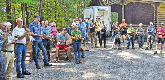 Rund 60 Waldumgänger trafen sich am Waldhaus Kreuzwegen: Die Begrüssung durch Gemeinderat Markus Bäni quittierten sie mit Applaus. (Bild: aw.)