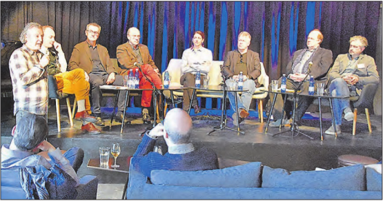Naturwein als Nischenprodukt: Markus Schamberger, Stefan Keller, Hans Bättig, Rudolf Trefzer, Lidwina Weh, Thomas Vaterlaus, Markus Huber und Fred Loimer im Gespräch. (Bild: zVg.)