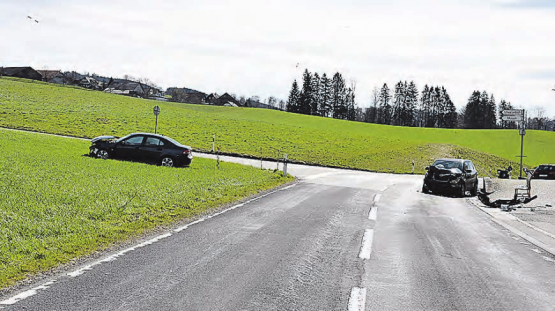 Heftige Kollision zweier Autos: Die Strasse zwischen Beromünster und Menziken war deswegen für zweieinhalb Stunden gesperrt. (Bilder: pz.)
