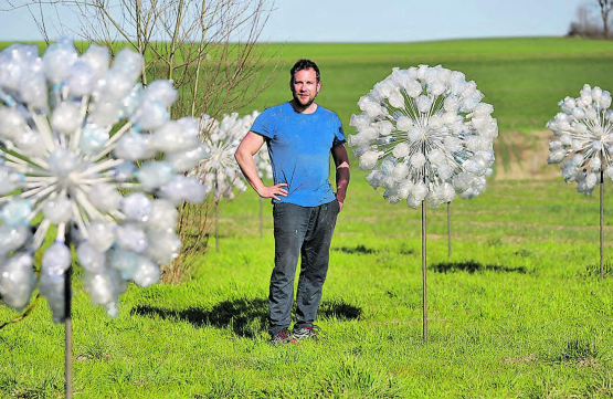 Der Böjuer Micha Aregger im KKLB in Beromünster. Die horizontale Perspektive eröffnet Unschärfen und erlaubt eine Weiterführung der bisherigen Kunstinstallation: (Bilder: rc.)