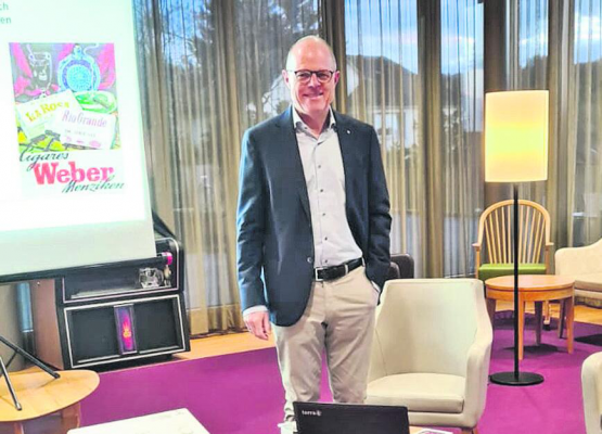 Dieter Weber war nach der Sommerpause der erste Gast am Kaminfeuergespräch. Er hat einen ganz persönlichen Bezug zum Falkenstein, wohnt doch seine Mutter Neeltje Weber im Falkenstein. (Bilder: zVg.)