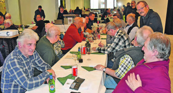 Austausch und Kameradschaft bestimmten das Klima: Die Oldies der Regiowehr Suhrental an der Generalversammlung. (Bild: aw.)