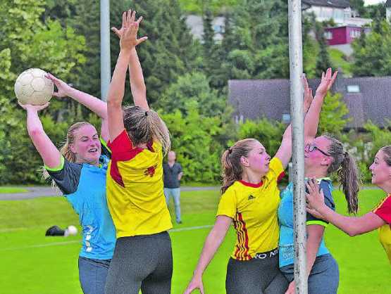 Harte Willisauer Gegenwehr im Testspiel: Die Unterkulmerin Kathrin Erni (links, am Ball) versucht vergeblich, die gut abgedeckte Sarina Rosenkranz unter dem Korb anzuspielen. (Bild: wr)