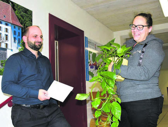 Zweimal glückliche Gesichter: Michael Seibert, der Mitsponsor und Sarina Baumann, die Gewinnerin. (Bild: st.)