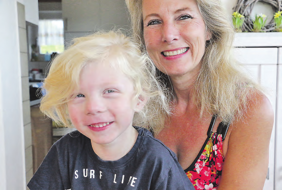 Daniela Oswald und Sohn Alessandro geben nicht auf: Der 4½-Jährige hält sich manchmal mehr und manchmal weniger an die Regeln, wie ein ganz normaler Junge – und seine Mutter kämpft, damit die Forschung die Krankheit heilen kann. (Bild: rc.)