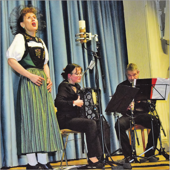 Perfektes Zusammenspiel: Sabine und Sven Bachmann zusammen mit der brillanten Jodlerin Regula Kiechle. (Bilder: st.)