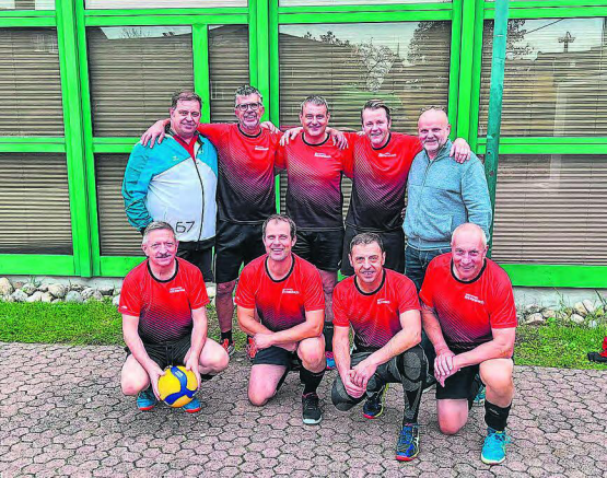 Die Männerriege Rickenbach mit Linus Estermann, Benno Frank, Bruno Meier, Michael Hofmann, Odo Schwarzentruber, Sepp Wey, Christian Grossmann, Zef Gjini, Markus Bühlmann. (Bild: zVg.)