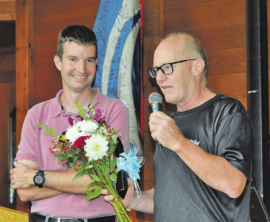 Ein Blumenstrauss für die Ehefrau des Sportlers: Marcel Kümmerli (re.), Präsident des Motoclubs Rued, freute sich, dass Martin Hochuli zu Gast war. (Bilder: st.)