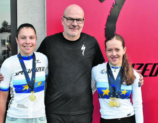 Nachwuchstalente aus dem Specialized Junior Racing Team Switzerland: Shana Huber aus Muri und Anja Grossmann aus Rickenbach mit Trainer und Team-Manager Marcel Steiger. (Bild: zVg.)
