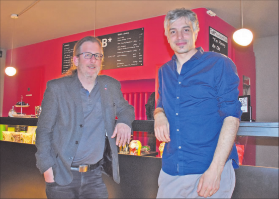 Filmpremiere und Salongespräch im Reinacher TaB: Maurice Velati (links) im Gespräch mit Christof Schaefer, dem Regisseur des Dokumentarfilms «Delhi Dreams». (Bild: hg.)