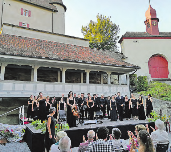 Das Orchester und die Schlossbauten als Kulisse: Das Konzert und dieAusstrahlung der Liebegg begeisterten die Besucher. (Bild: zVg.)