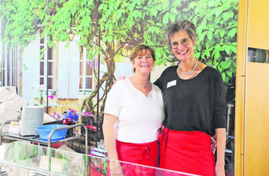 Zentrumsleiterin Bernadette Flükiger (r.) und Assistentin Petra Ruf sorgten beim «Frühlingserwachen» für den süssen Teil der Veranstaltung.