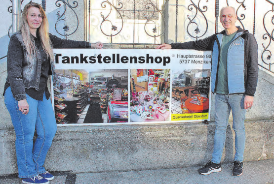 Eine Einladung, vorbeizukommen: Sandra Wenger und Jörg Stalder (Bild: Graziella Jämsä)