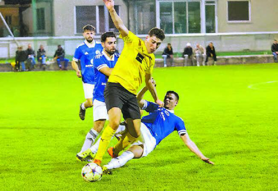 Spielszene aus Unterentfelden: Das hart geführte Derby endete 1:1 − was die gelben Karten angeht jedoch stand es zuletzt 5:1. (Bild: Roland Jaus)