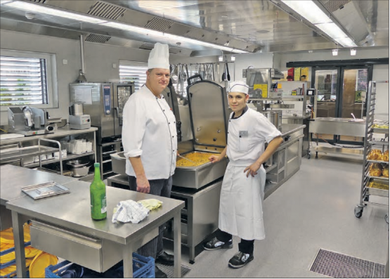 Alles in Chromstahl gehalten: (vli.) Daniel Häusermann, Stv. Küchenchef, und Raoul Hunziker, Lernender 2. Lehrjahr, finden sich bereits gut zurecht in der neuen Küche. (Bilder: moha.)