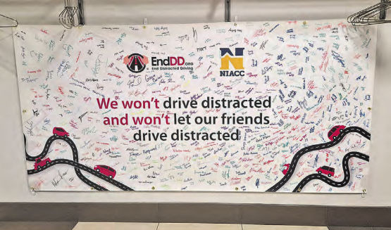 Ein Plakat beim College macht nochmals auf die Problematik «Distracted Driving» aufmerksam. (Bild: Noemi Nater)