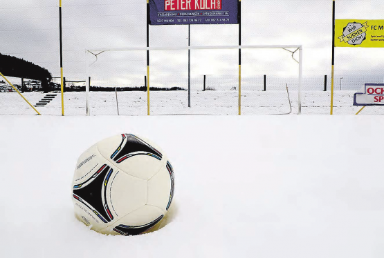 Verwerten Gemeinderat und FC Muhen den entscheidenden Elfmeter? Der Naturrasen ist in dieser Jahreszeit unbespielbar. Ein Kunstrasen könnte auch im Winter benutzt werden, sofern der Schnee abgetragen wird. (Bild: Remo Conoci)