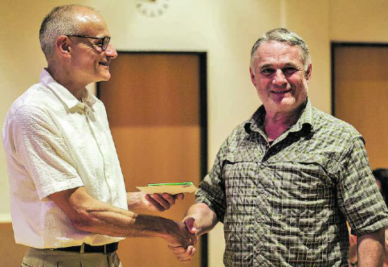 Nach vierzig Jahren Engagement für die Region wurde Förster Peter Gautschi von Gemeindeammann Daniel Heggli wertschätzend in den Ruhestand verabschiedet. (Bild: dr.)
