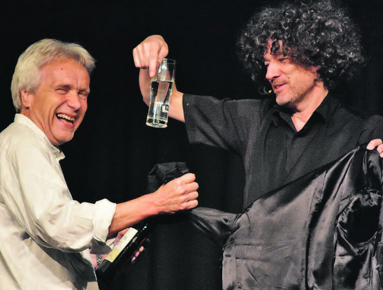 Immer kommt’s aus dem Ärmel: Alex Porter bezeichnete dieses Vorurteil als «Schnapsidee» und zog eine Flasche nach der anderen aus dem Ärmel seines Sakkos. (Bild: hg.)