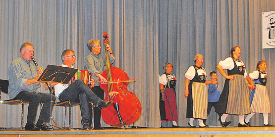 Volkstümlicher Unterhaltungsabend in Meisterschwanden: Die Roggehuse Musig begleitete die Trachtengruppe. (Bilder: hh.)