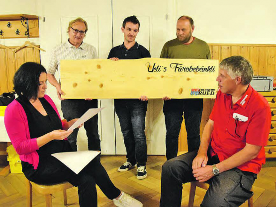 Für ruhigere Zeiten: Nach einer Laudatio von Marliese Loosli bekam Ueli Sommerhalder ein Fürobebänkli überreicht von (v.l.) Martin Goldenberger, Sämi Bolliger und Markus Bolliger. (Bild: st.)