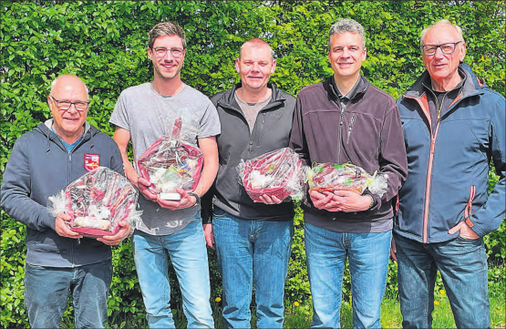 Diese Herren erkämpften sich den ersten bis vierten Platz (v.l.): Beat Elmer, Christian Klauenbösch, Dieter Grossen und Gregor Broder. Ganz rechts Röbi Wüest, nach dem der Cup auch benannt ist. (Bild: zVg.)