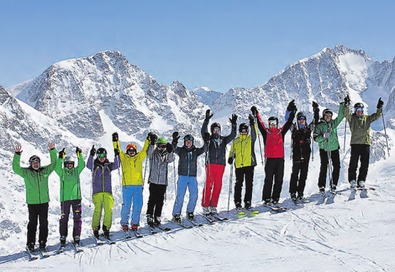 Vor dem Berninamassiv: Die Männerriege Uerkheim im Oberengadin. (Bild: zVg.)
