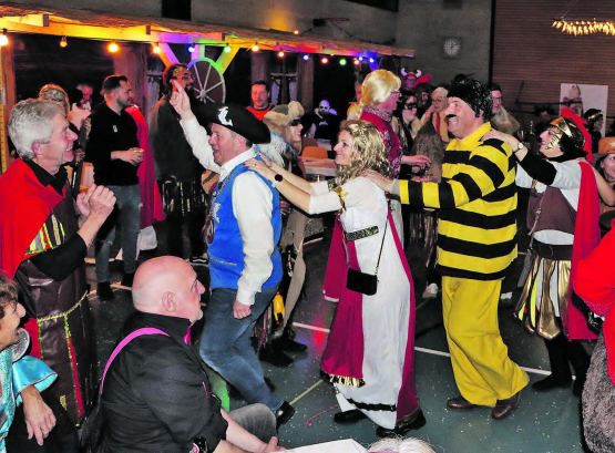Tolle Stimmung am Fischliball: Zunftmeister Achille I. führte Polonaisen durch das Fanachtsgetümmel. (Bilder: Ursula Koch-Egli)