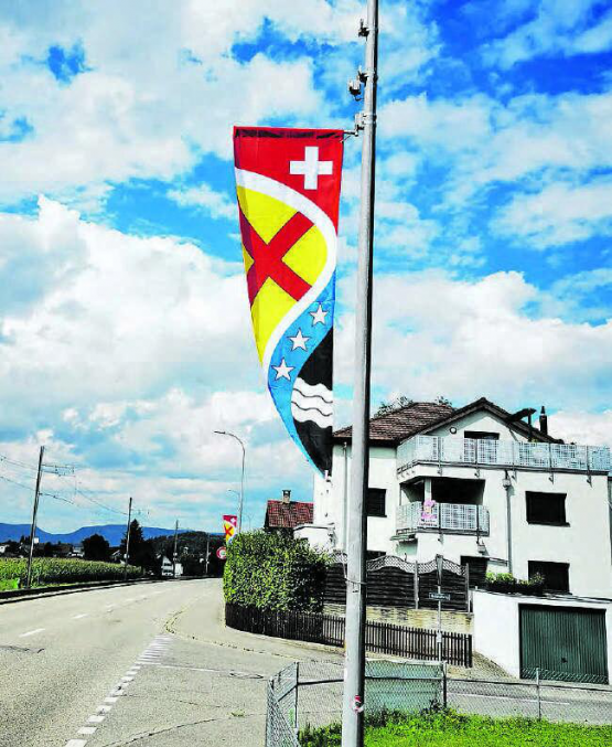 Die neue Dorfbeflaggung in Schöftland vereint die Wappen von Gemeinde, Kanton und der Schweiz auf einer Fahne – modern im Design und praktisch in der Handhabung. (Bild: Roger Giger)