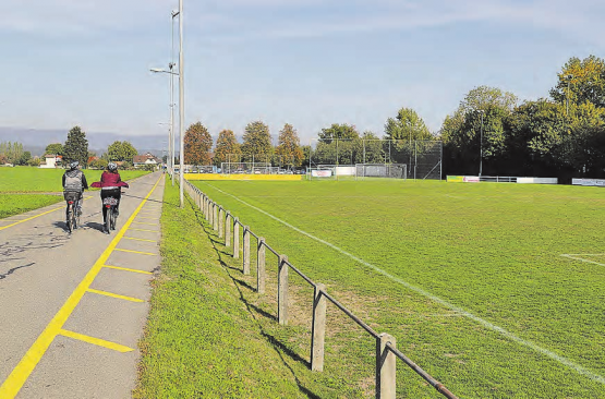 Kommt der Fussballplatz an die Urne? Gegen den 3,87-Millionen-Kredit für die Sanierung Fussballplatz, Strassenverlegung und Erneuerung Werkleitungen, wurde das Referendum ergriffen. (Bild: Remo Conoci)