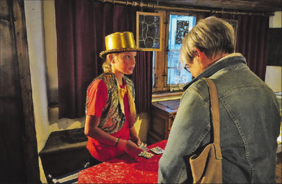 Kleine Magierin mit grossem Talent: Gekonnt zeigten Primarschülerinnen und -schüler ihre Kartentricks. (Bilder: mek)