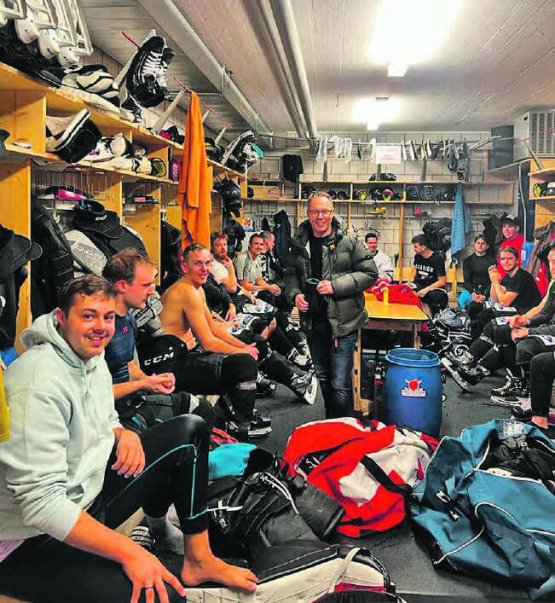 Nach dem Abschlusstraining: Roger Faes überrascht das Team mit einem Pizzaplausch und einer gelungenen Motivationsrede. (Bild: zVg.)