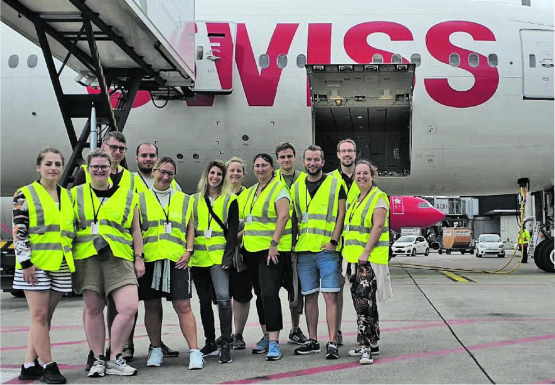 Nach der interessanten Führung durch den Flughafen Zürich entstand vor einer grossen Swiss-Maschine das Erinnerungsfoto zur Turnfahrt des Satus Gontenschwil. (Bild: zVg.).